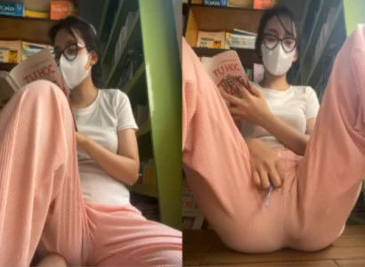 Bé vừa đọc sách vừa dí sextoy vào lồn