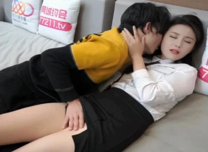 Cô gái văn phòng xinh lén phục vụ sếp để lấy tiền