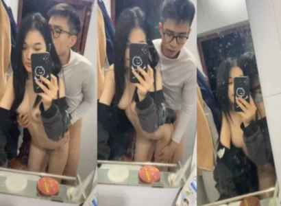 Đôi sinh viên trẻ địt nhau trước gương