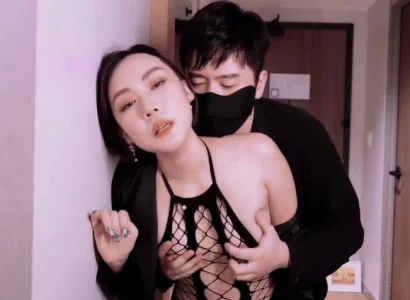 Vợ bán thân cho sếp để trả nợ giúp chồng
